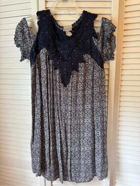 Knox Rose Navy and White Cold-Shoulder Crochet Yoke Blouse